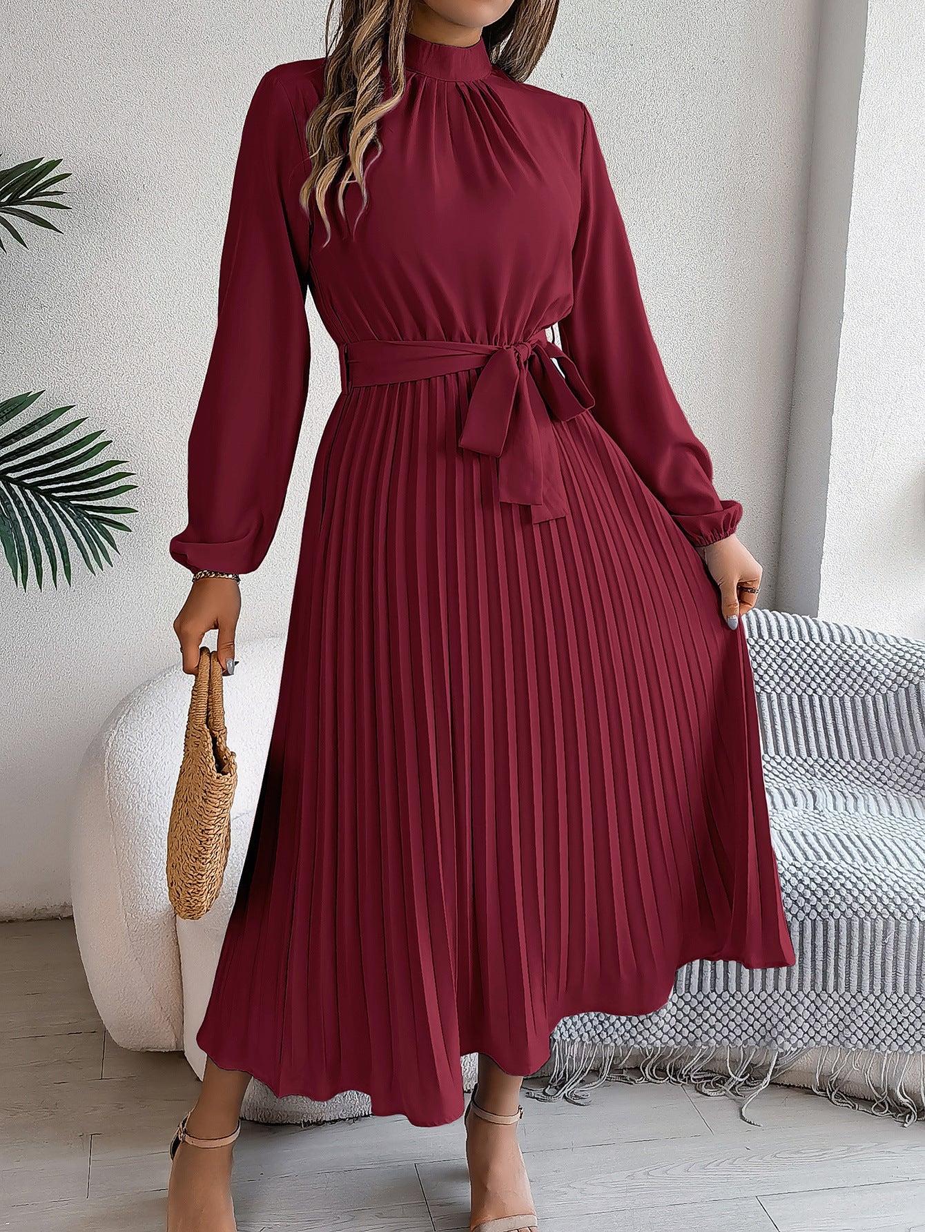 Rachel – Elegantes Kleid mit Stehkragen und langen Ärmeln