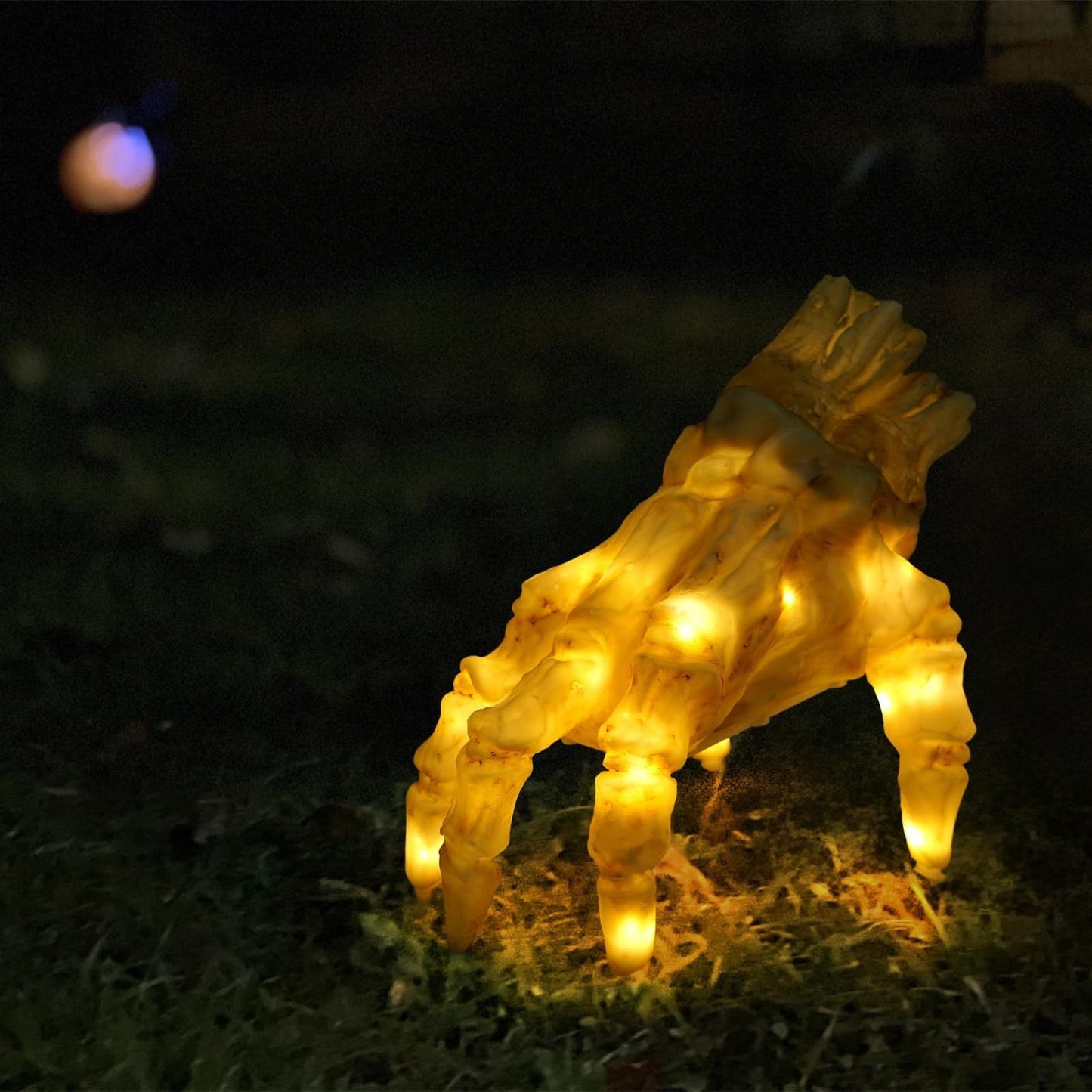 Halloween Deko Elektrische Leuchtende Zombiehand – Gruselige Bewegliche Hand für Party & Spukhaus