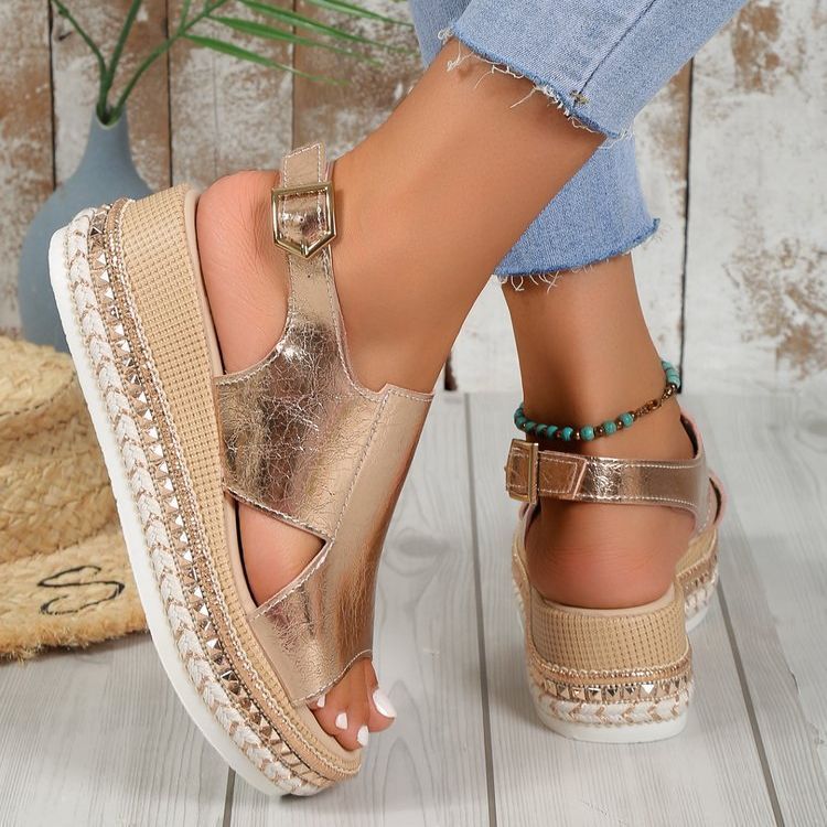 Anne – Glänzende Sandalen mit Lochdesign und Fischmaul für Damen
