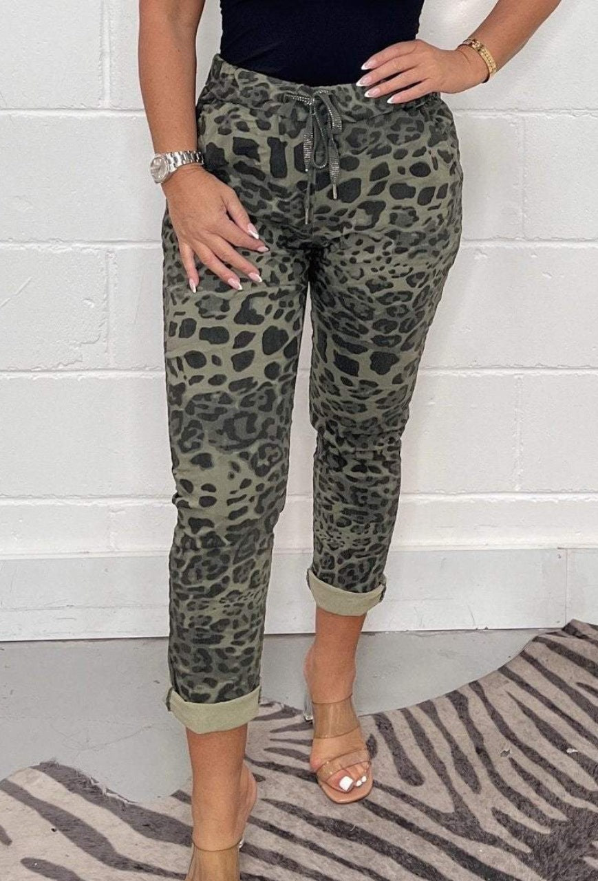 Christine – Lockere Sporthose mit Camouflage-Muster