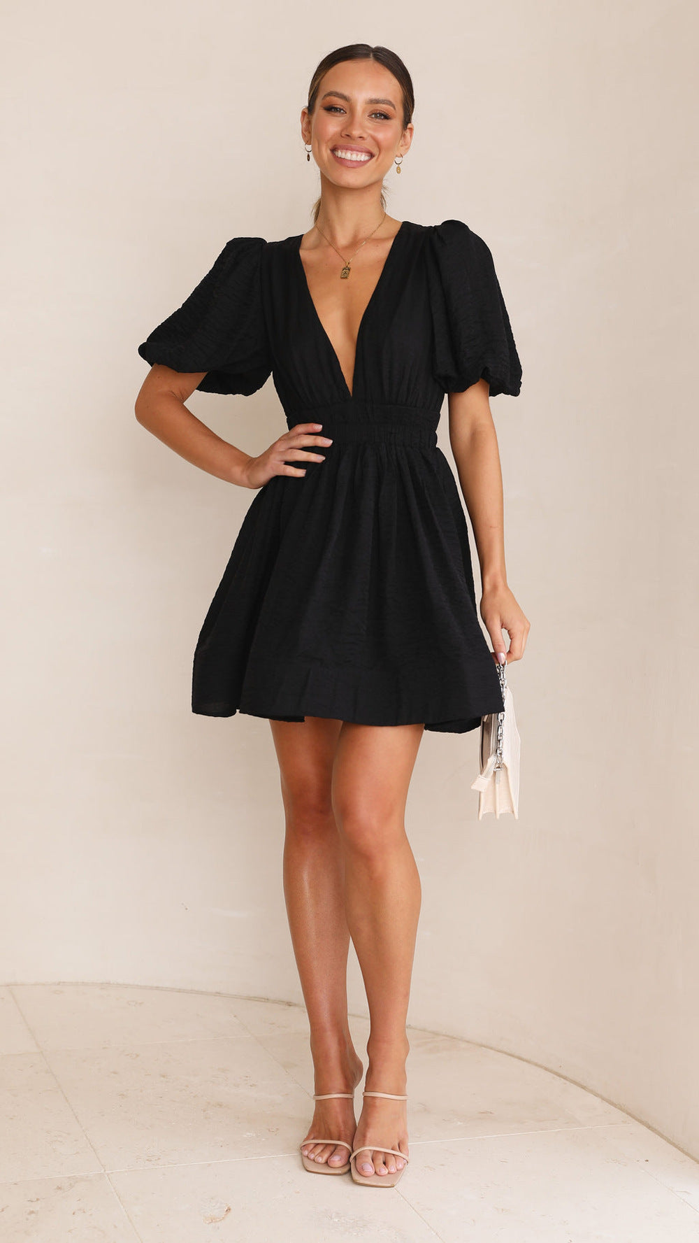 Sophia – Kurzes Kleid mit V-Ausschnitt und Laternenärmeln