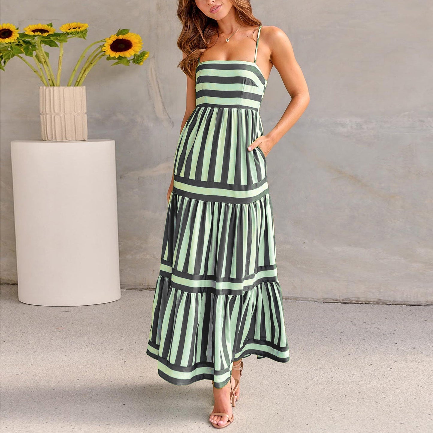Hayley – Langes Kleid mit Trägern und Taschen im gestreiften Druck für den Strandurlaub