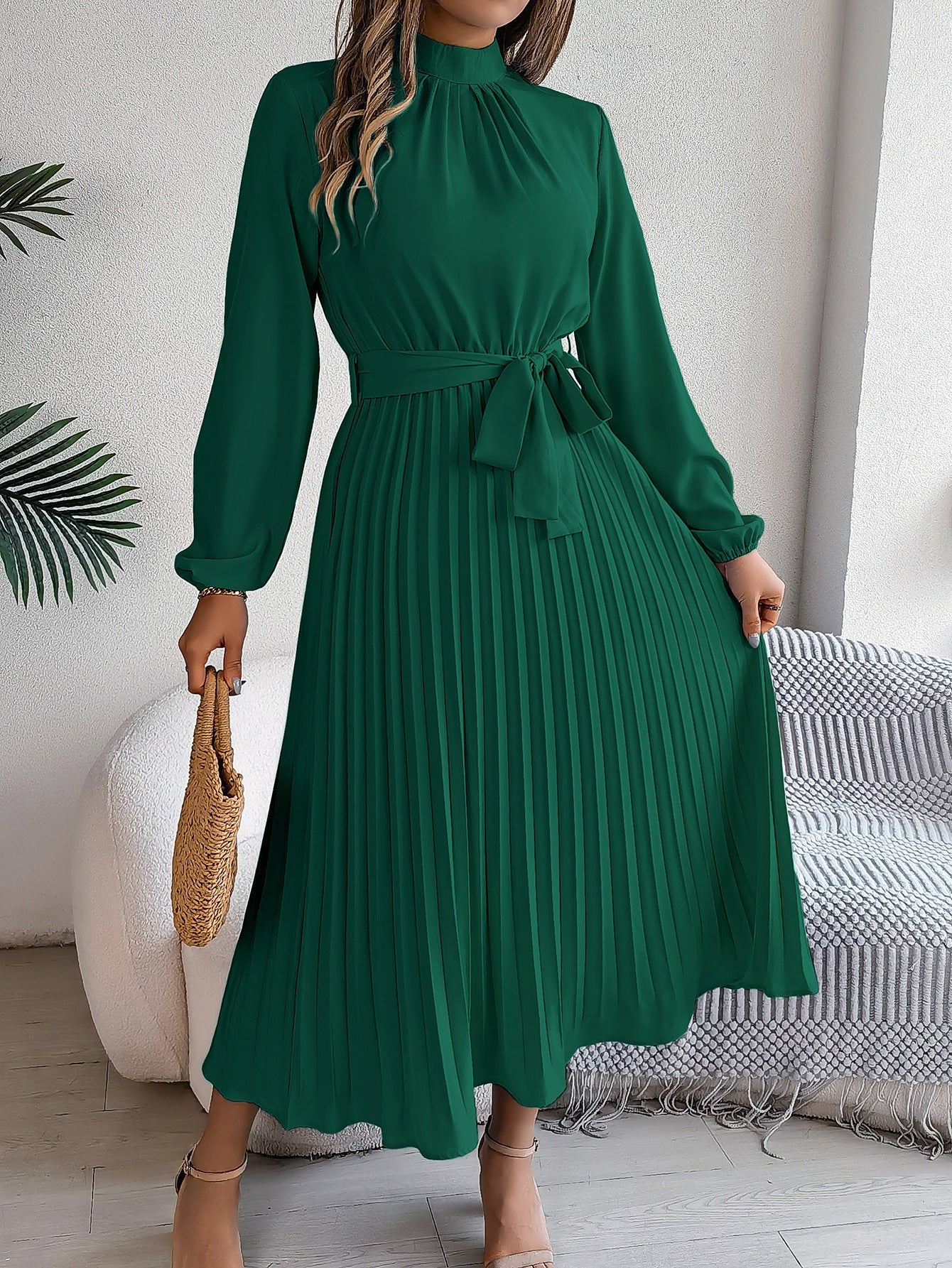 Rachel – Elegantes Kleid mit Stehkragen und langen Ärmeln
