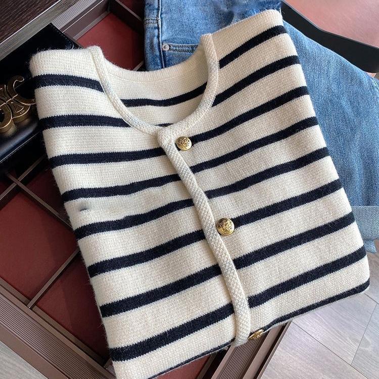 Vanessa – Gestreifter Damenstrickcardigan mit kurzer Länge