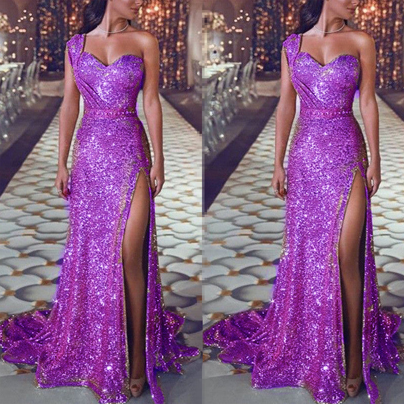 Ruby – Einseitiges ärmelloses glänzendes Split-Kleid