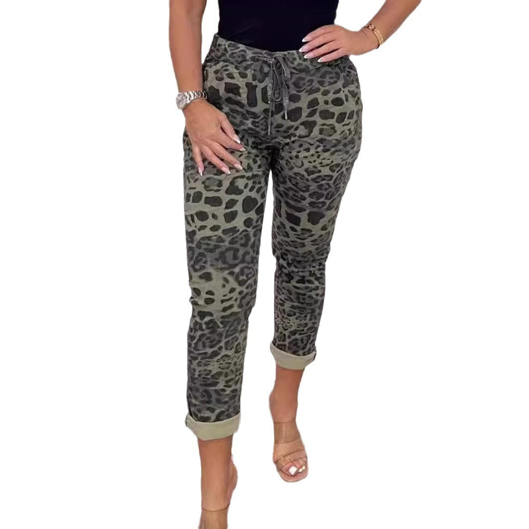 Christine – Lockere Sporthose mit Camouflage-Muster