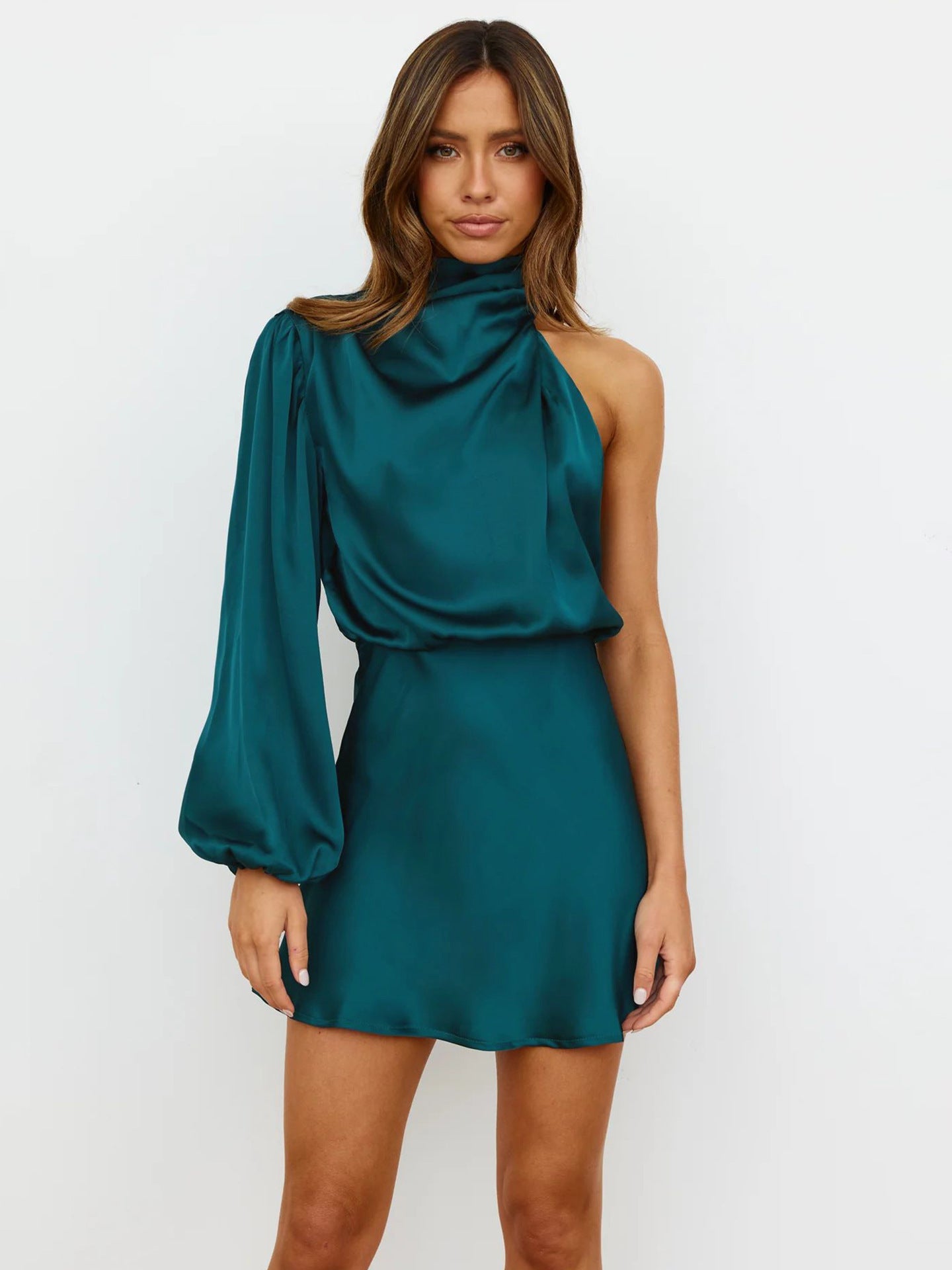 Shannon – Elegantes Satin-Ein-Schulter-Kleid mit langen Ärmeln