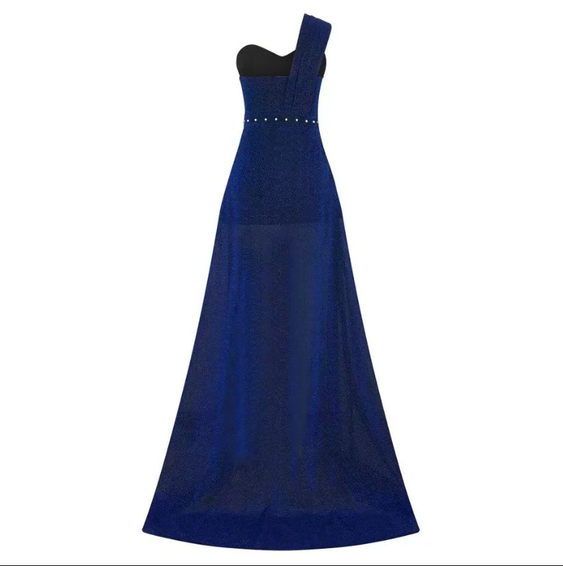 Ruby – Einseitiges ärmelloses glänzendes Split-Kleid