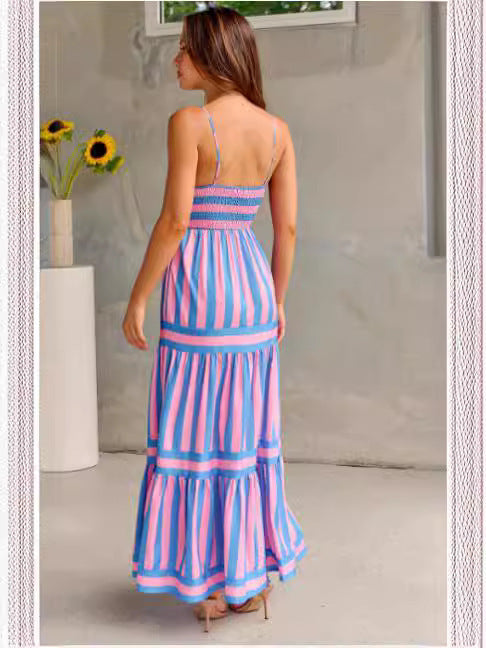 Hayley – Langes Kleid mit Trägern und Taschen im gestreiften Druck für den Strandurlaub