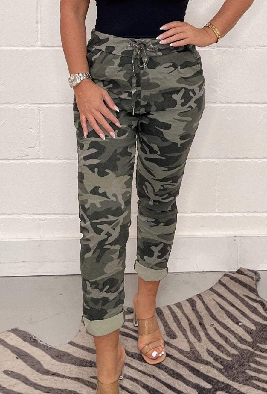 Christine – Lockere Sporthose mit Camouflage-Muster