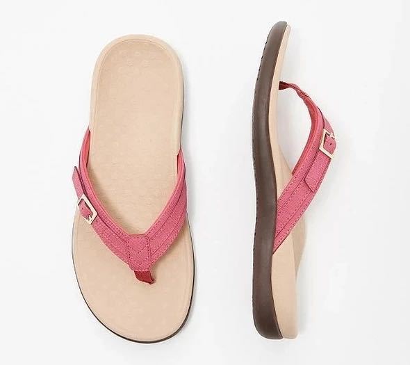 Abigail – Flache Damenhausschuhe mit veganem Leder und Metallakzenten