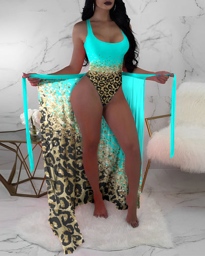 Caroline – Dreiteiliges Set mit Mesh-Oberbekleidung und buntem Bikini