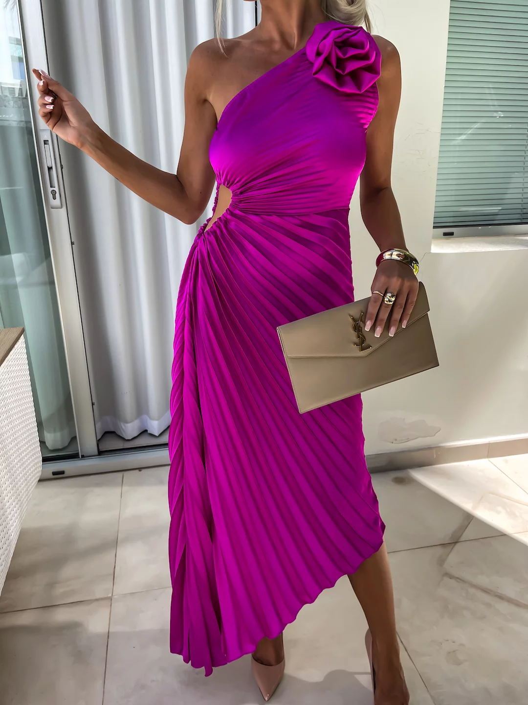 Damen One-Shoulder Plissee Cocktailkleid mit Blumenapplikation – Elegantes Asymmetrisches Abendkleid für Feste & Events