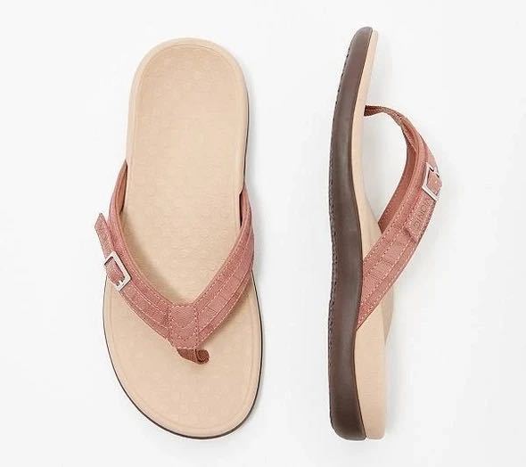 Abigail – Flache Damenhausschuhe mit veganem Leder und Metallakzenten