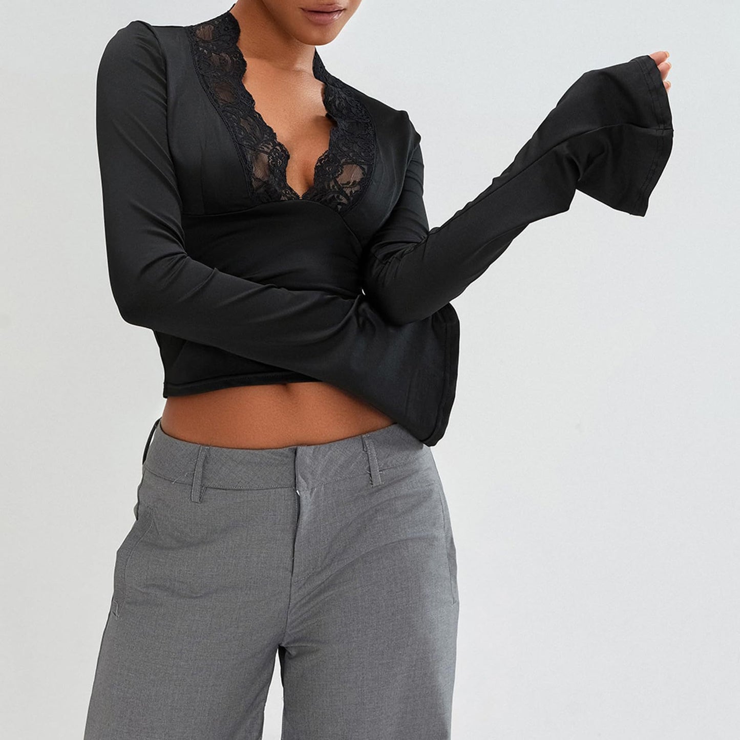 Carol – Slim V-Ausschnitt Spitzen T-Shirt mit Trompetenärmeln