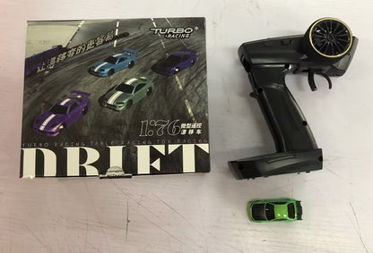 1:76 RC Drift Auto C64 – Turbo Racing Modellauto für Jungen ab 14 Jahren, ferngesteuertes Driftauto mit Gyro und LED-Scheinwerfern