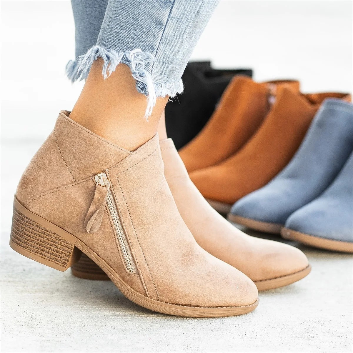 Jennifer – Chunky Heel Stiefel aus veganem Wildleder mit seitlichem Reißverschluss
