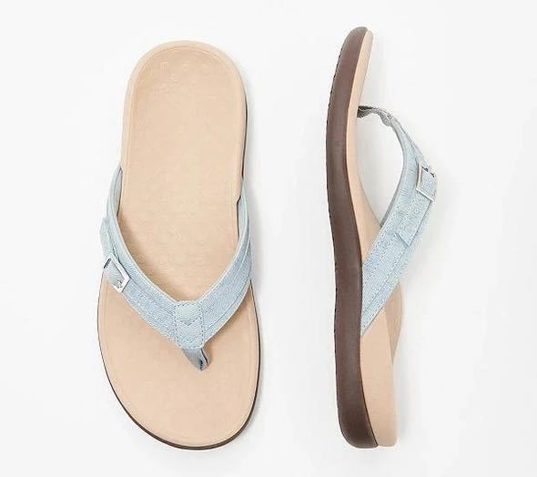 Abigail – Flache Damenhausschuhe mit veganem Leder und Metallakzenten