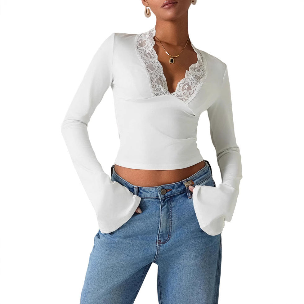 Danielle – Schmal geschnittenes V-Ausschnitt Spitzen-T-Shirt mit Trompetenärmeln