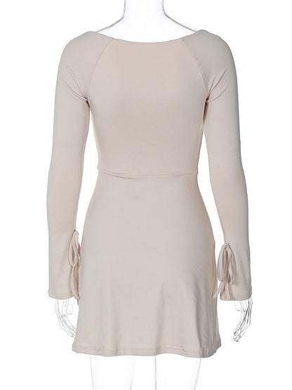 Sharon – Figurbetontes Kleid mit quadratischem Kragen und Glockenärmeln