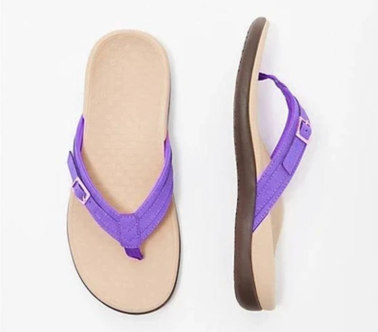 Abigail – Flache Damenhausschuhe mit veganem Leder und Metallakzenten