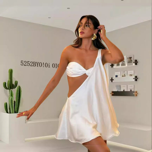Carly – Asymmetrisches Partykleid mit schulterfreiem Design