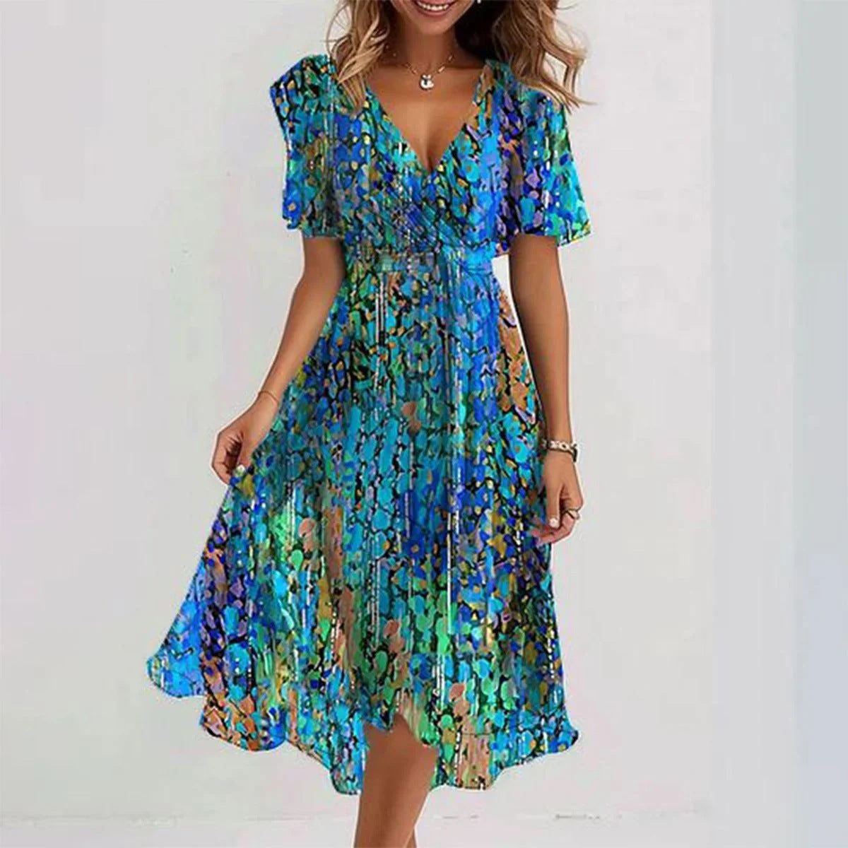 Luftiges Sommerkleid Damen – Wickelkleid mit Blumenmuster und V-Ausschnitt – Midi Kleid für Urlaub, Strand & Freizeit