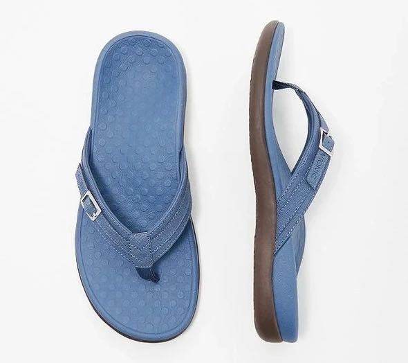 Abigail – Flache Damenhausschuhe mit veganem Leder und Metallakzenten