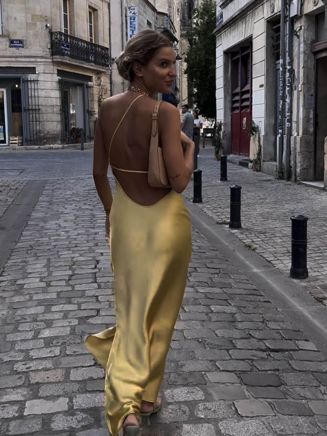 Phoebe – Hochklassiges Satin-Kleid in Französisch-Gelb