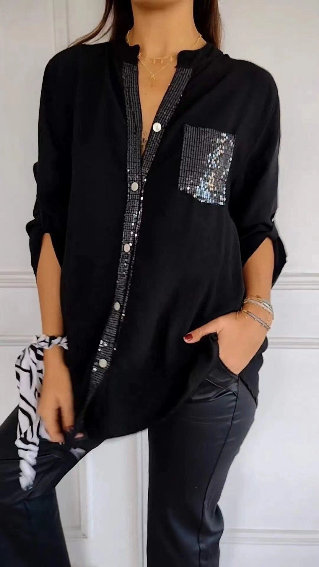 Carol – Lässiges Button-Down Langarmshirt mit Pailletten-Taschen Design
