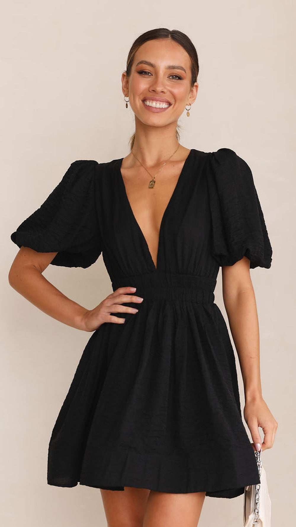 Sophia – Kurzes Kleid mit V-Ausschnitt und Laternenärmeln
