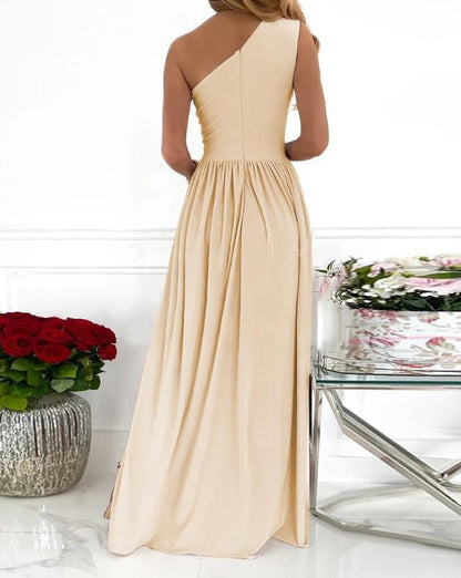 Wendy – Elegantes Maxikleid mit Schulterfreischnitt und hohem Schlitz