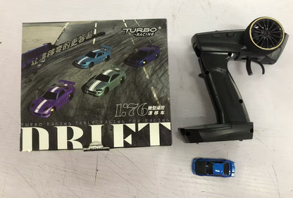 1:76 RC Drift Auto C64 – Turbo Racing Modellauto für Jungen ab 14 Jahren, ferngesteuertes Driftauto mit Gyro und LED-Scheinwerfern