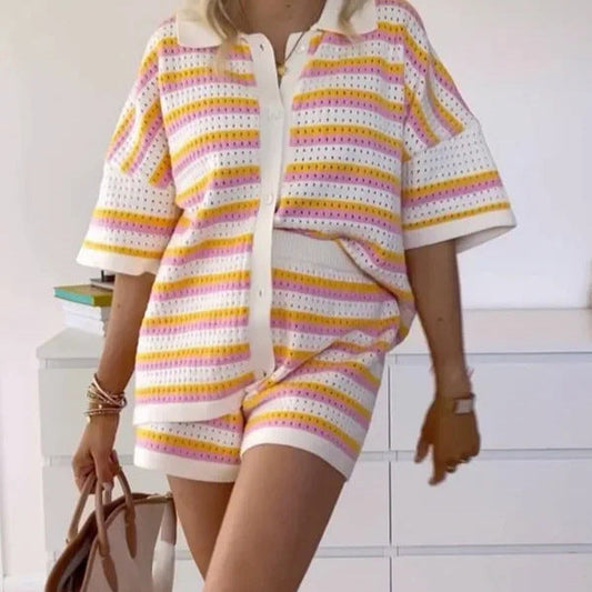 Lily – Kontrastfarbener Top-Revers-Hemd und Gestreifte Shorts Anzug