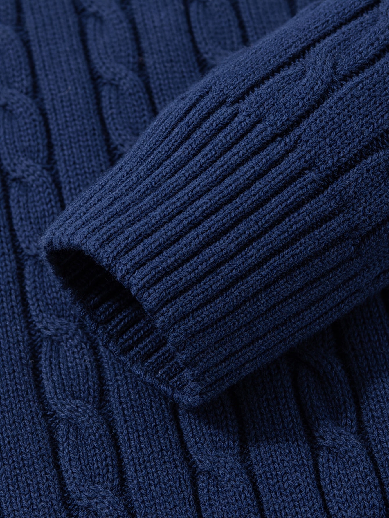 Herren Rollkragenpullover mit Zopfmuster – Stilvoller Freizeit-Strickpullover