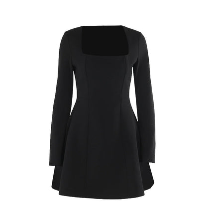 Ruth – Slim Fit Langarmkleid mit quadratischem Kragen