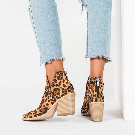 Clara – Leopardenmuster Kurzstiefel mit hohem dicken Absatz und spitzem Fuß