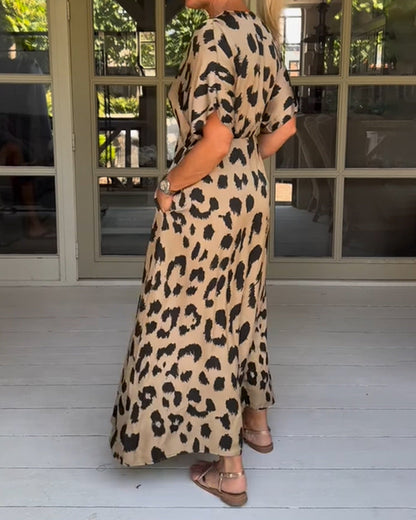 Adele – Lässiges Leopardenmuster-Kleid mit Schlitz