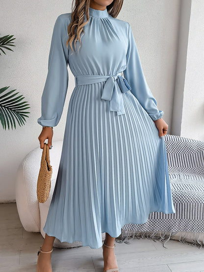 Rachel – Elegantes Kleid mit Stehkragen und langen Ärmeln