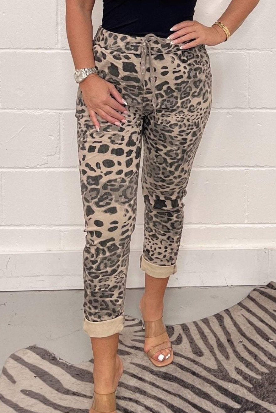 Christine – Lockere Sporthose mit Camouflage-Muster