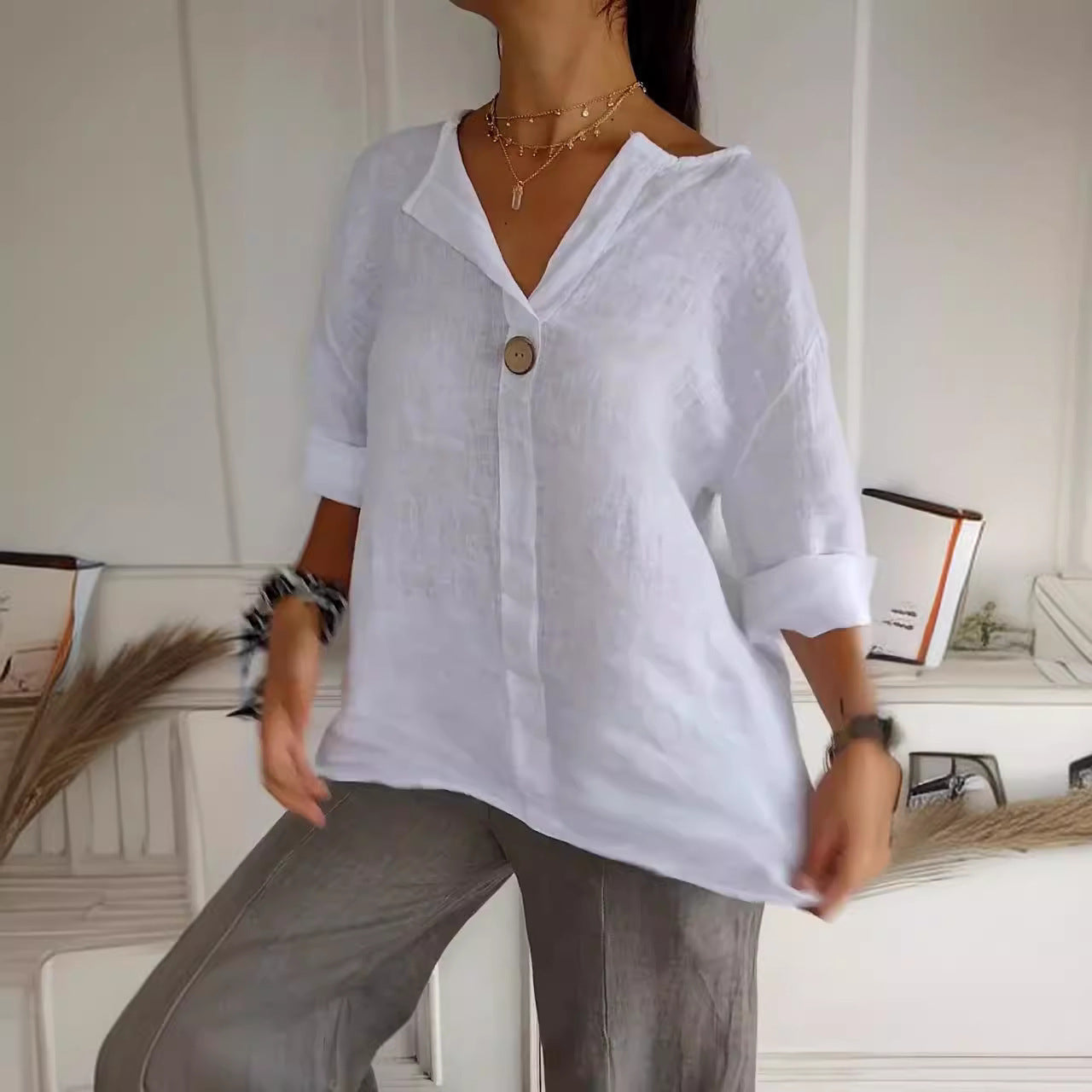 Rose – Lockere Damen T-Shirt mit V-Ausschnitt aus Baumwolle und Leinen mit Knopf