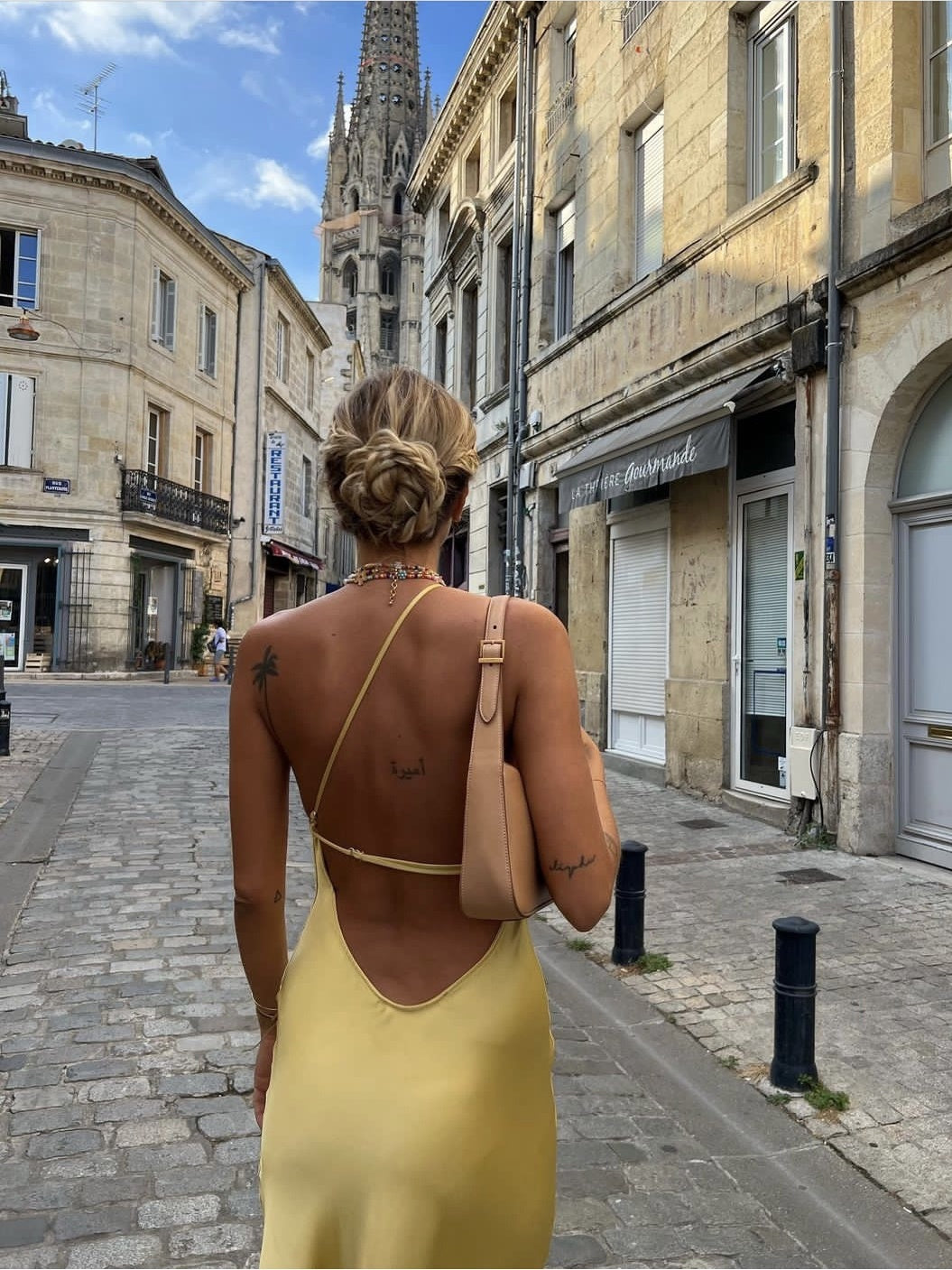 Phoebe – Hochklassiges Satin-Kleid in Französisch-Gelb