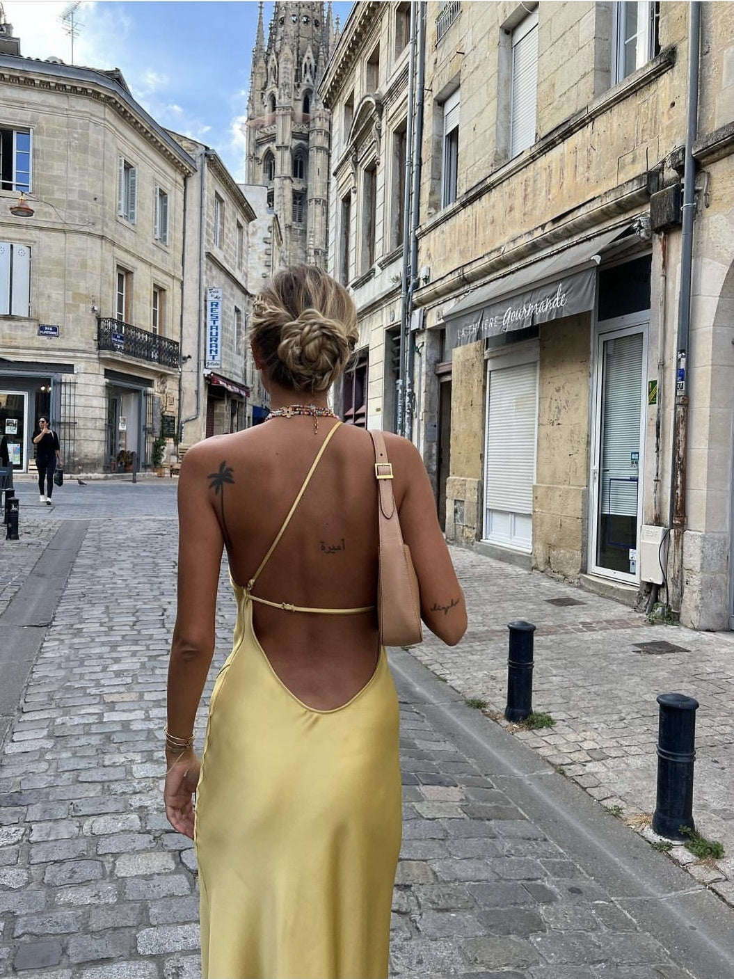 Phoebe – Hochklassiges Satin-Kleid in Französisch-Gelb