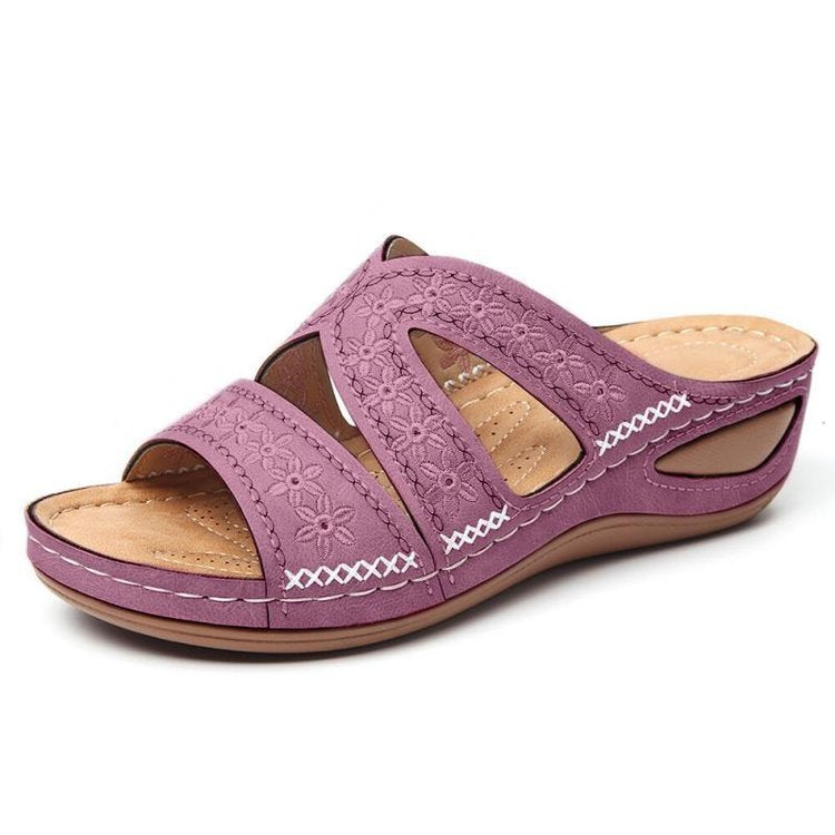 Wendy – Bestickte Sandalen und Slipper