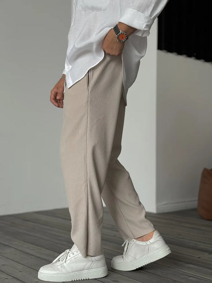 Herren Relaxed Fit Plissee Freizeithose – Eleganter Komfort für Alltag und besondere Anlässe