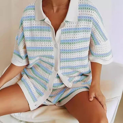 Lily – Kontrastfarbener Top-Revers-Hemd und Gestreifte Shorts Anzug