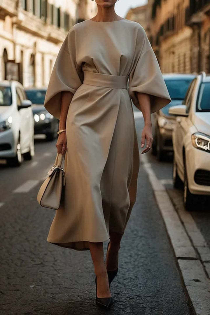 Tanya – Elegantes Kleid mit Batwing-Ärmeln in Uni-Farben