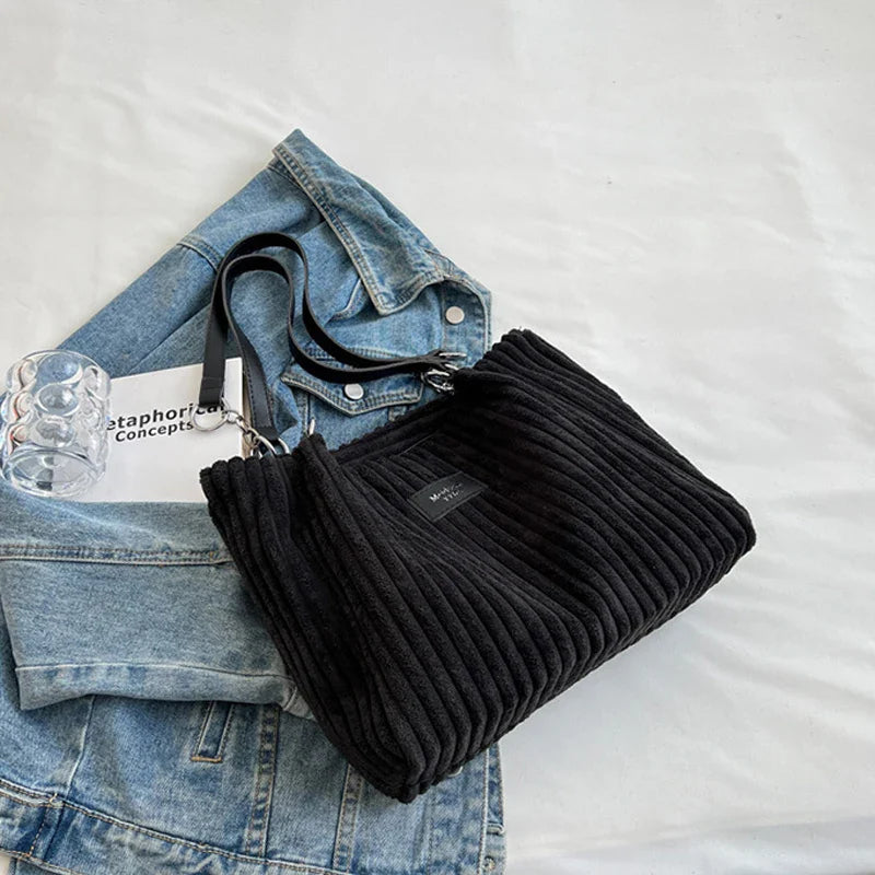 Ann – Damen Samt Schultertasche mit Chic-Kettendetail