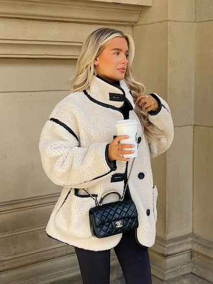 Damen Oversize Teddyjacke mit Kontrastnähten – Modischer Streetstyle Mantel für Herbst und Winter