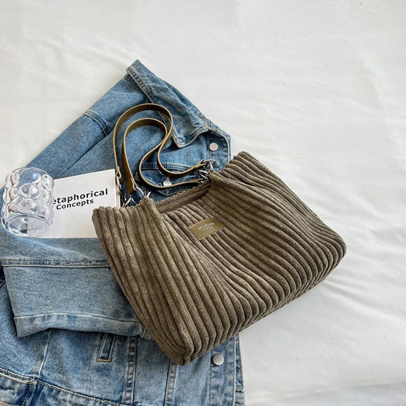 Ann – Damen Samt Schultertasche mit Chic-Kettendetail
